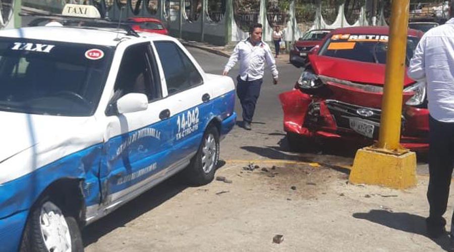 Chocan taxistas, el saldo cinco lesionados | El Imparcial de Oaxaca