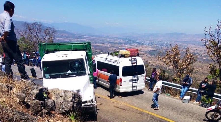 Chocan camión y unidad de pasaje | El Imparcial de Oaxaca