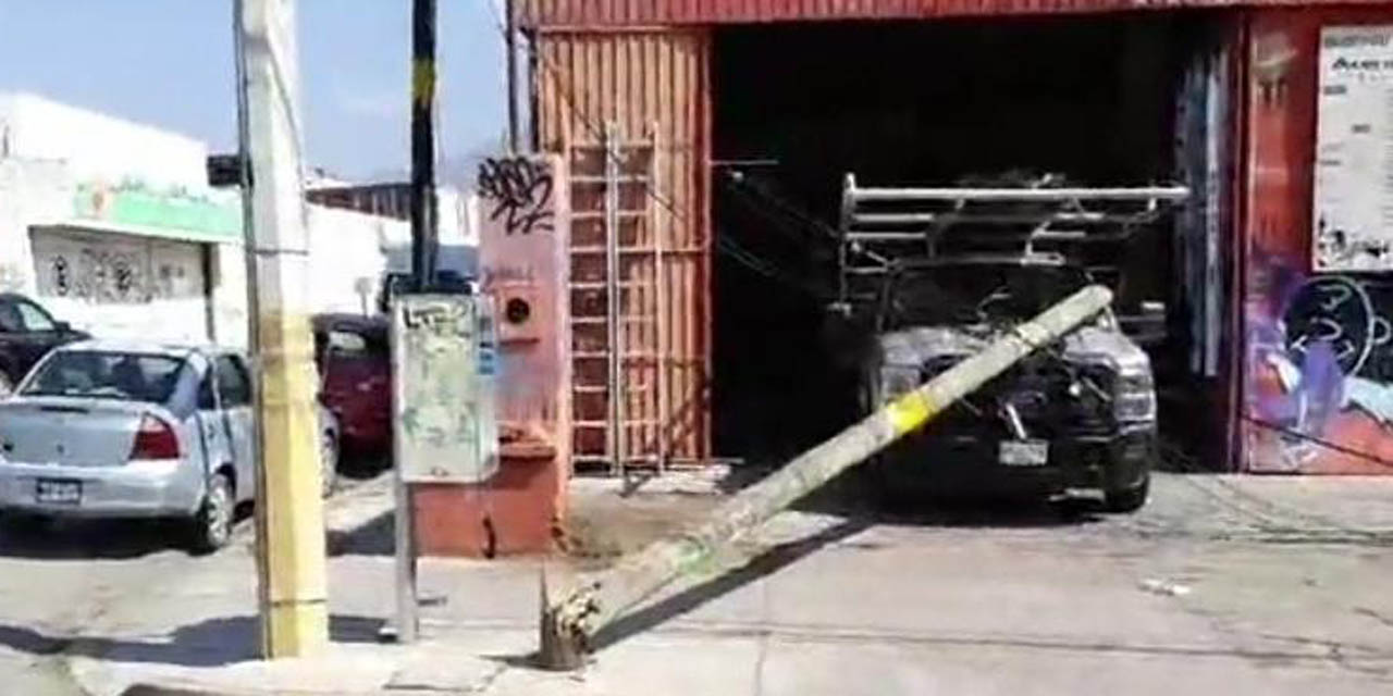 Cae poste sobre camioneta en la Reforma | El Imparcial de Oaxaca