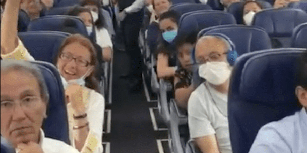 Despega vuelo de Aeroméxico con mexicanos varados en Perú por Covid-19