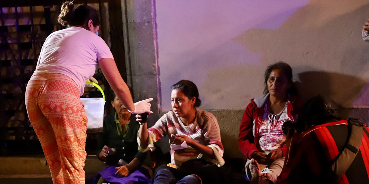 Campesinos oaxaqueños duermen en las calles durante contingencia | El Imparcial de Oaxaca