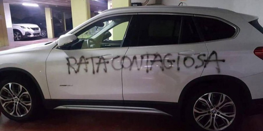 Dañan auto de ginecóloga con mensaje ofensivo; “rata contagiosa” escribieron