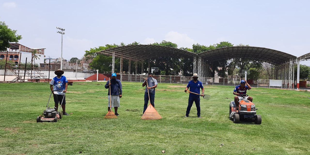 Dan mantenimiento al campo de fútbol infantil de La Crucecita, Huatulco | El Imparcial de Oaxaca