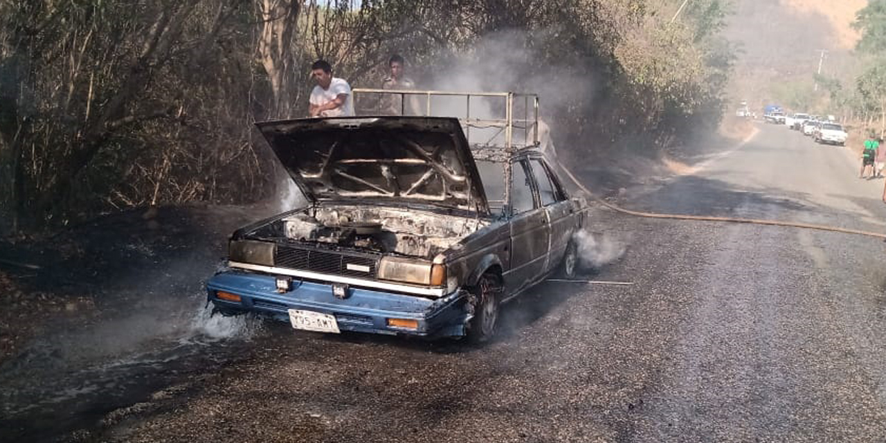 Automóvil se incendia por falla eléctrica en Puerto Escondido | El Imparcial de Oaxaca
