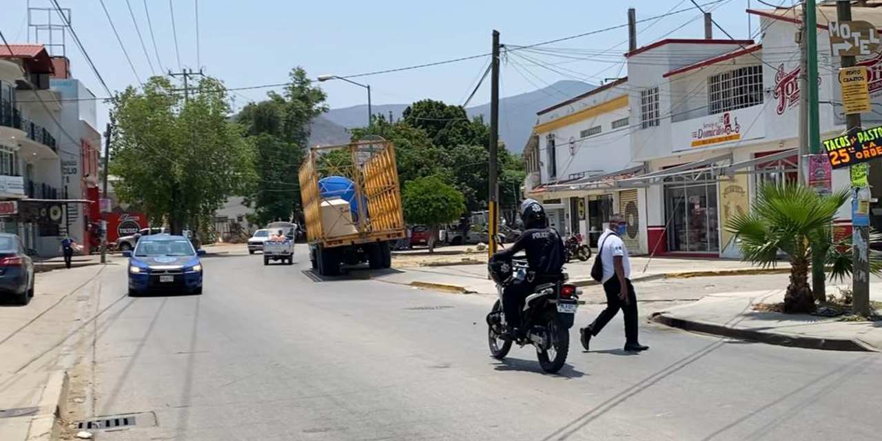 Camión derriba postes de telefonía rumbo al Rosario