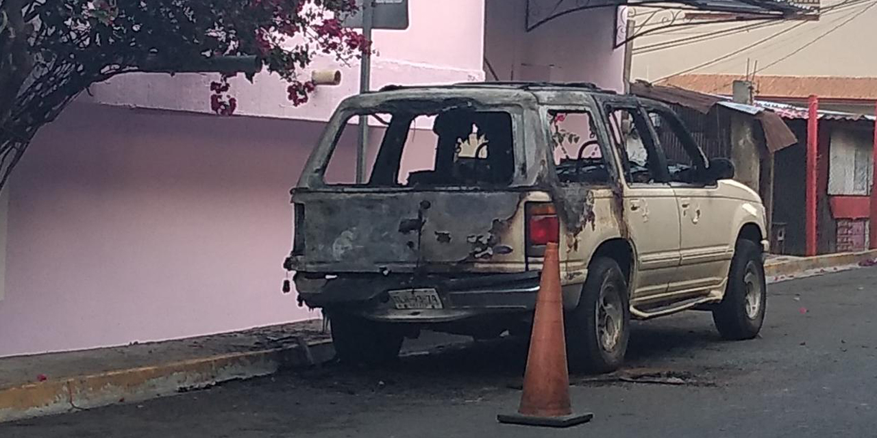 Calcinan camioneta y dejan mensaje a personal del CERESO de Ixcotel