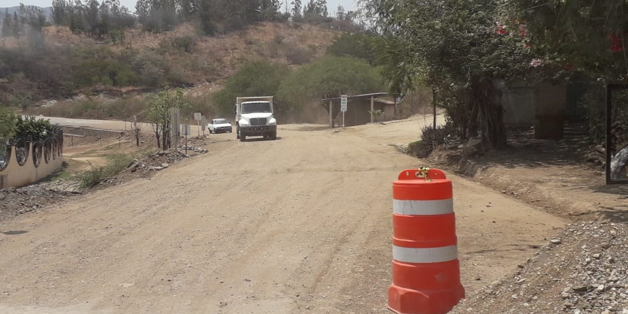 Destruyen carretera en la Mixteca y se niegan a repararla