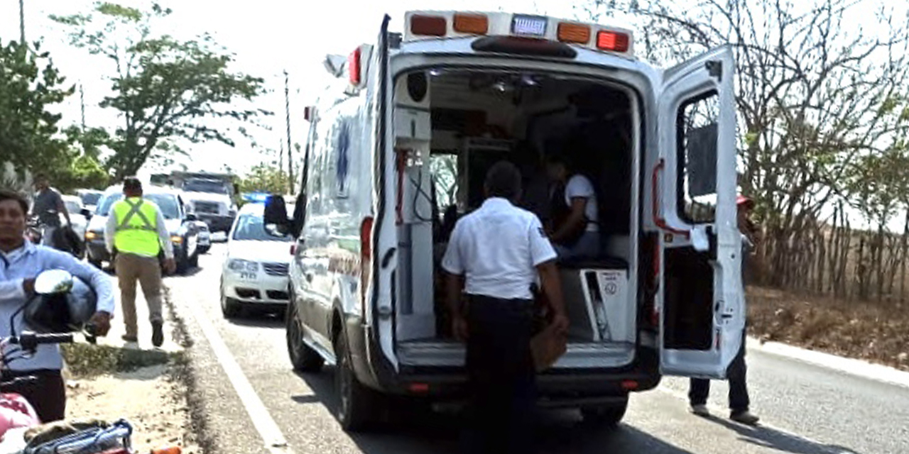 Tráiler arrolla a motociclista y huye en Pinotepa Nacional