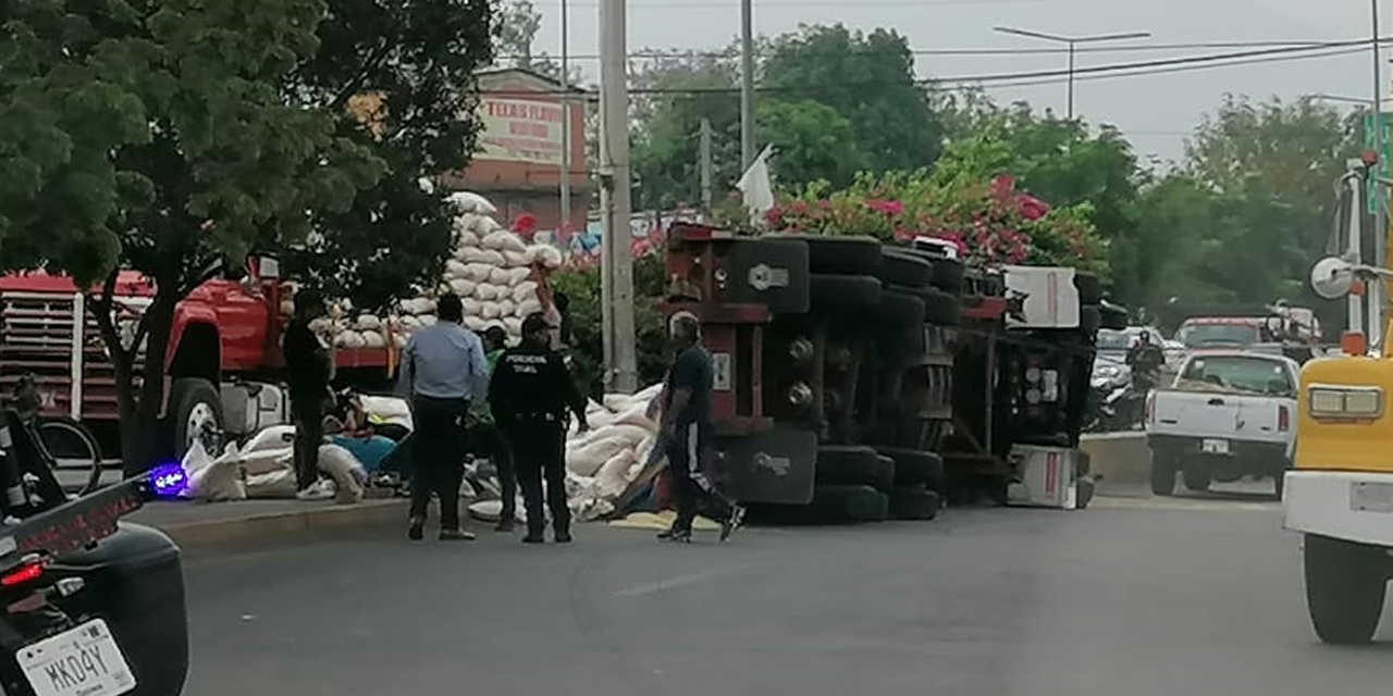 Vuelca tráiler en él periférico