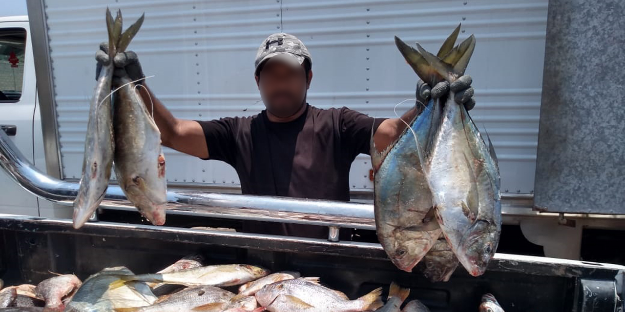 Regalan pescado a familias vulnerables de Salina Cruz
