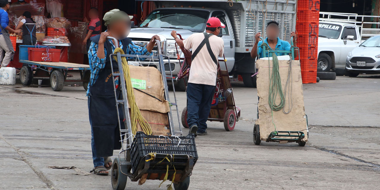 La crisis por pandemia se ensaña con diableros y cargadores de la Central de Abastos | El Imparcial de Oaxaca