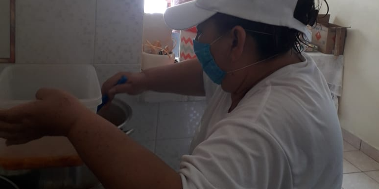 Ofrecen comida a personas vulnerables en Salina Cruz