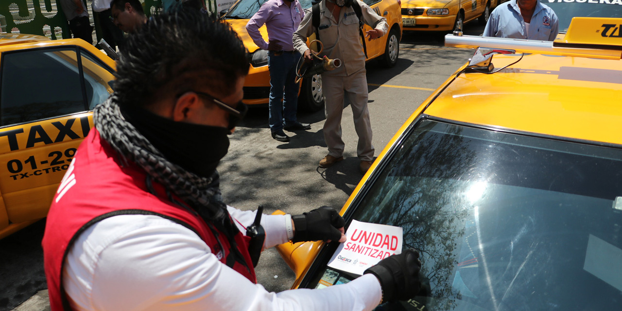 Sanitizan taxis en Oaxaca por Covid-19