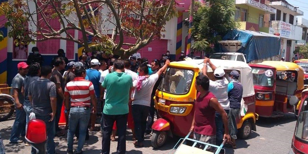 Mototaxistas se oponen a cierre de negocios no esenciales en Juchitán