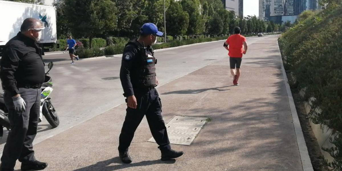 Video: corredores pasan de largo a policía, ignorando el “Quédate en casa” | El Imparcial de Oaxaca