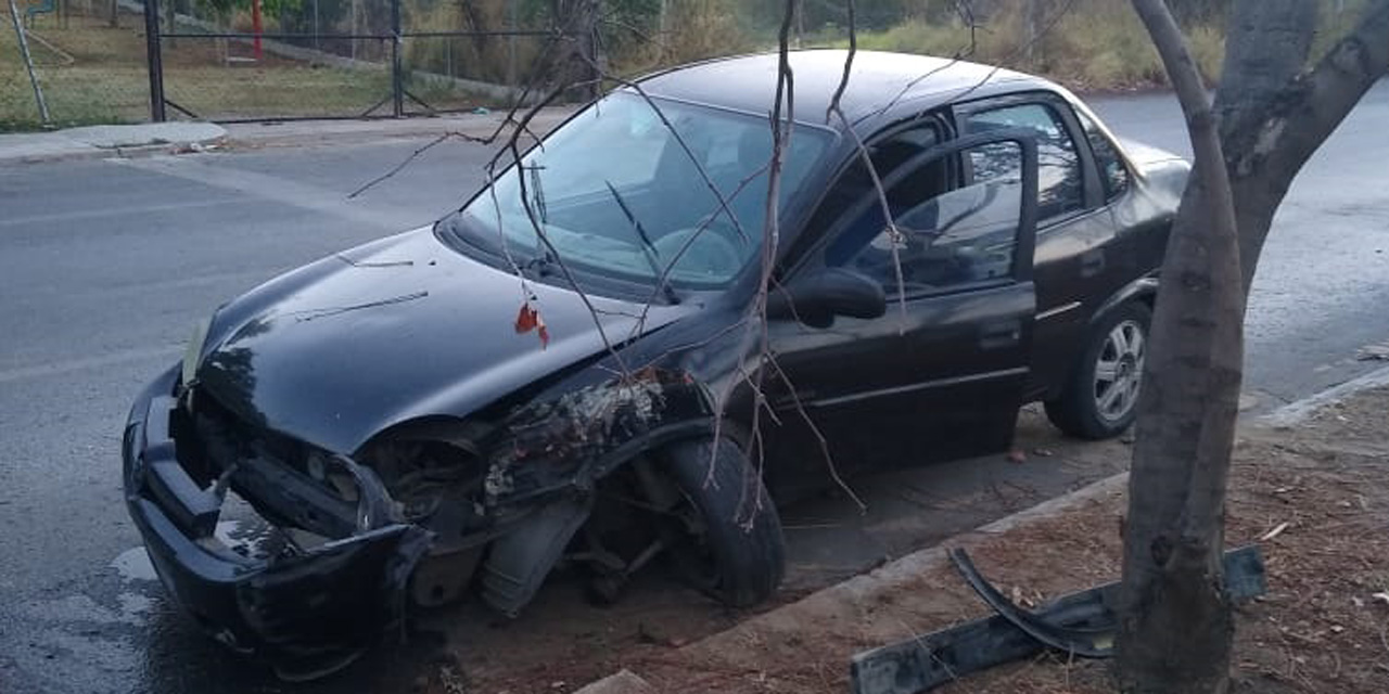 Conductor ebrio choca contra un árbol en Santa Cruz Amilpas