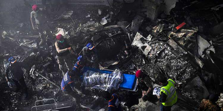 Se estrella avión en Pakistán con más de 100 pasajeros | El Imparcial de Oaxaca