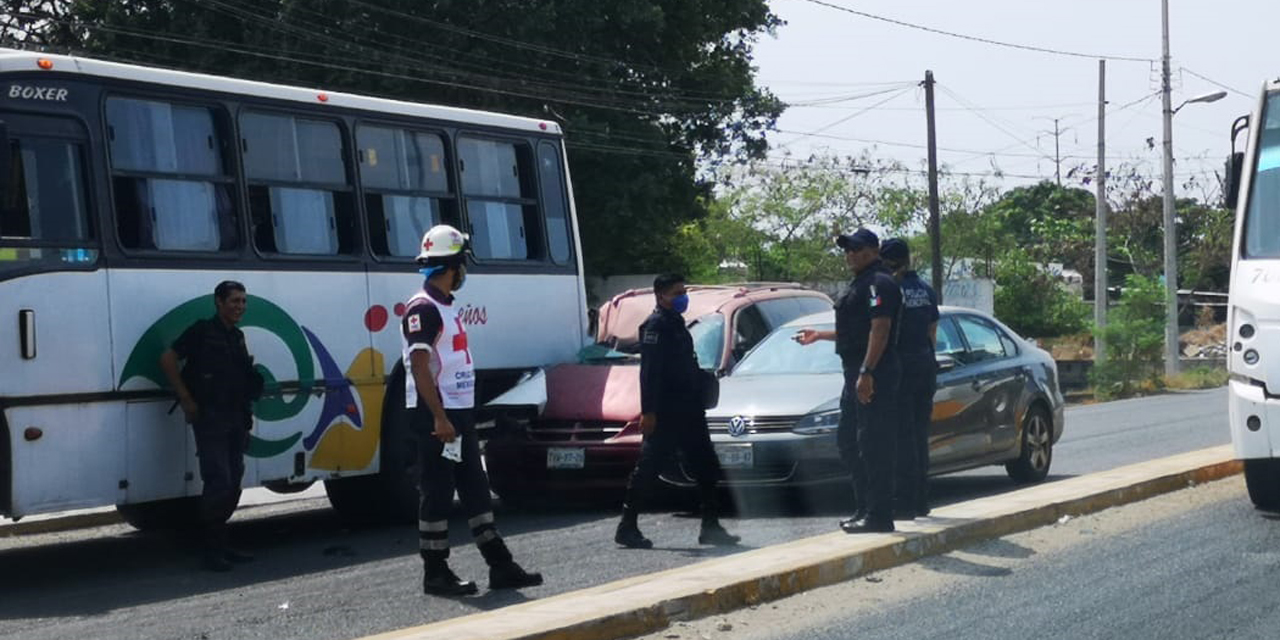 Fuerte choque entre camión y particular en Salina Cruz