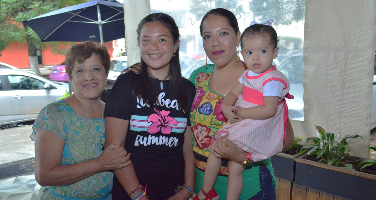 Festejo sorpresa para Rosa María