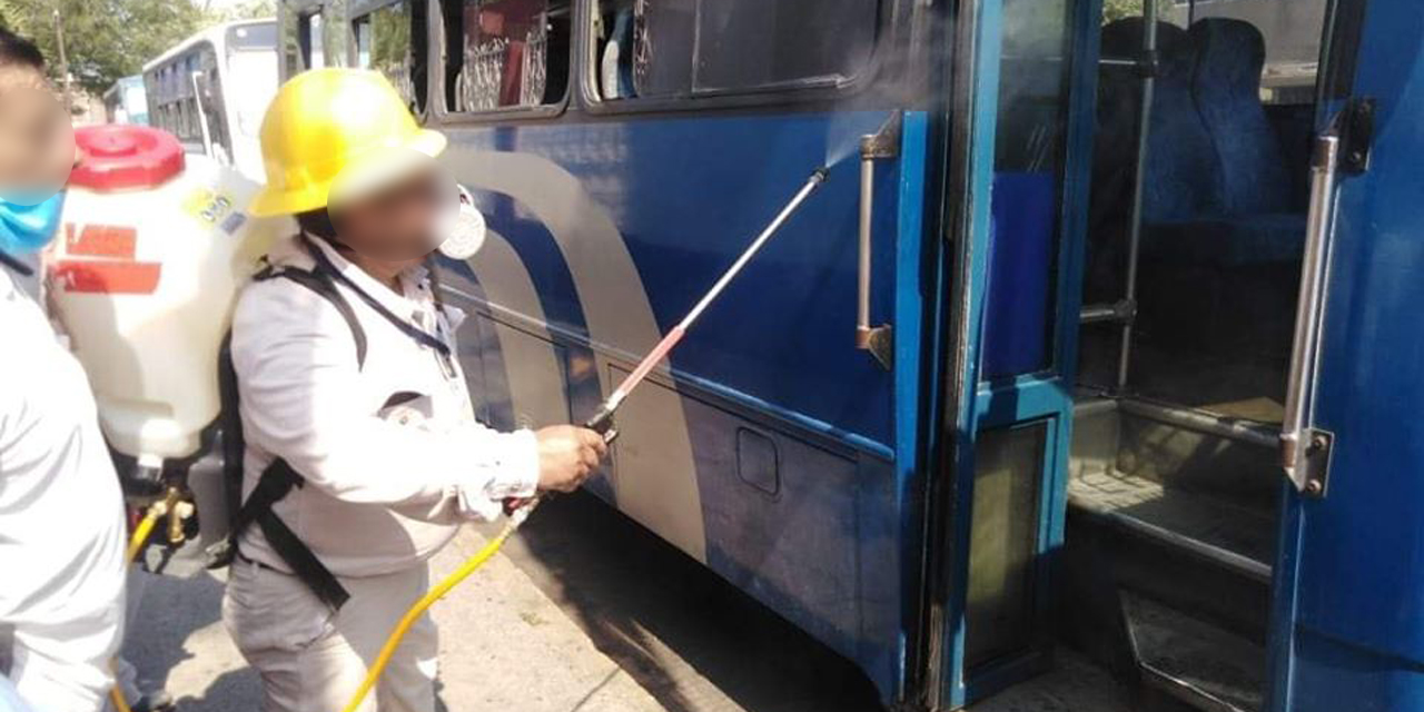 Sanitizan unidades del transporte público en Salina Cruz