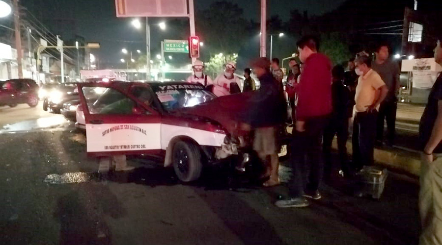 Taxista briago embiste una unidad de rescate frente al IEEPO