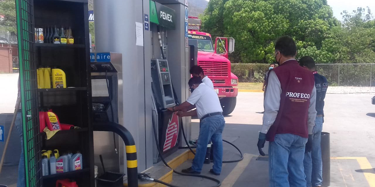 Gasolinera en Cuicatlán despacha combustible de más