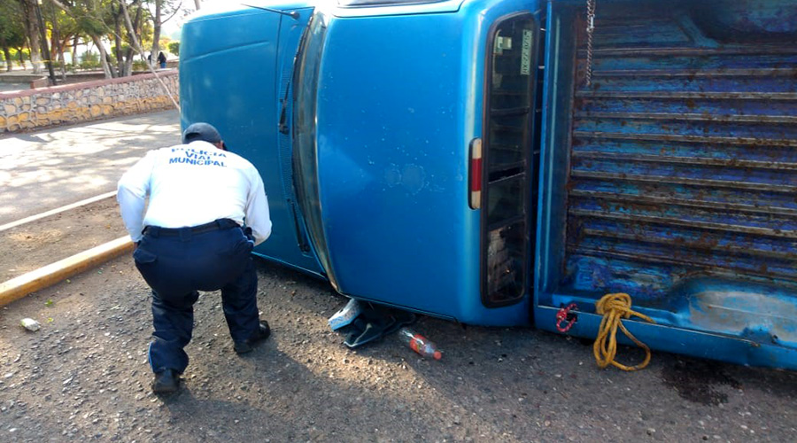 Vuelca aparatosamente camioneta en la Mixteca