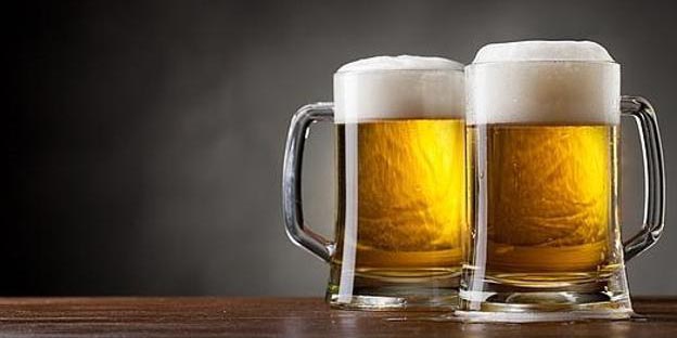 ¿Cuál es la forma correcta para servir una cerveza?