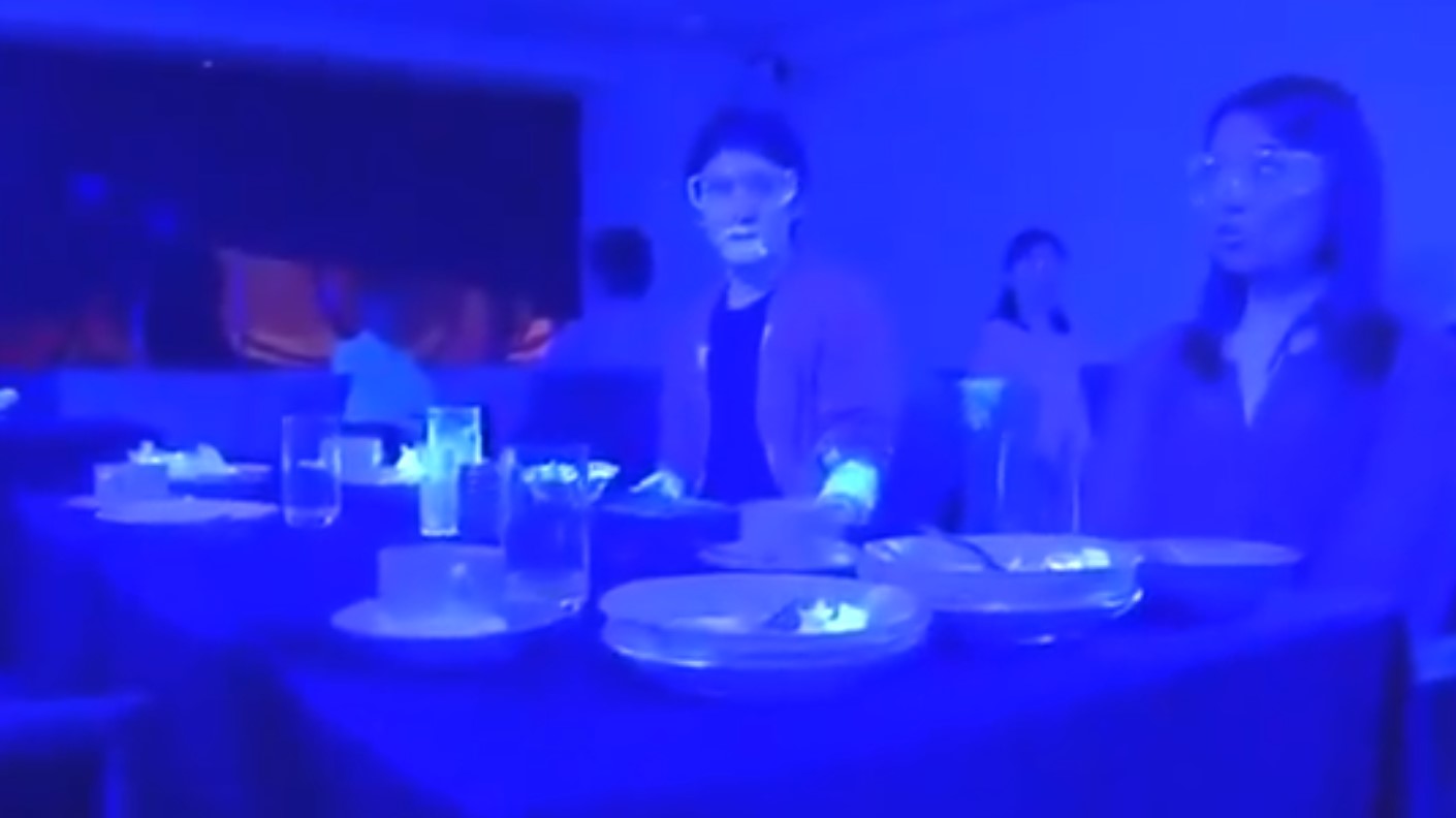 Video: A esta velocidad se propaga el coronavirus en una cena de 10 personas