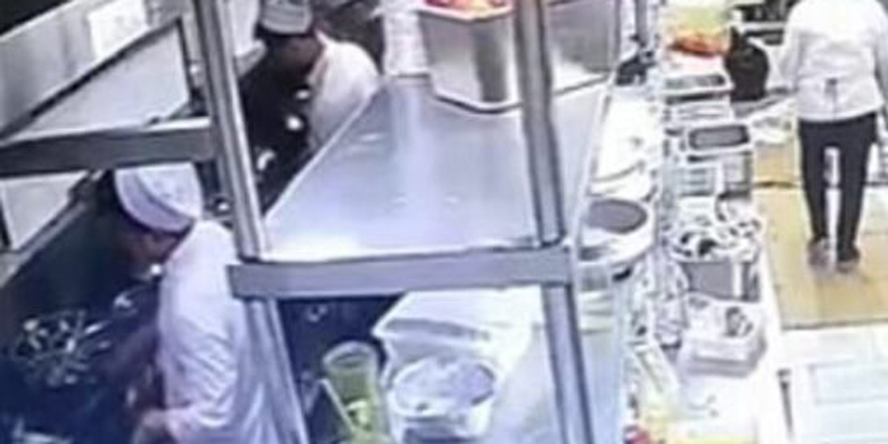 Video: Exhiben a chef que escupió en platillo de comensal y que no usaba cubrebocas