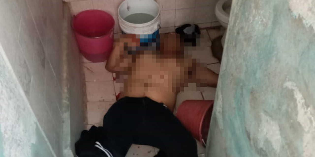 Muere apuñalado y baleado en un baño de la Agencia de Acatlina