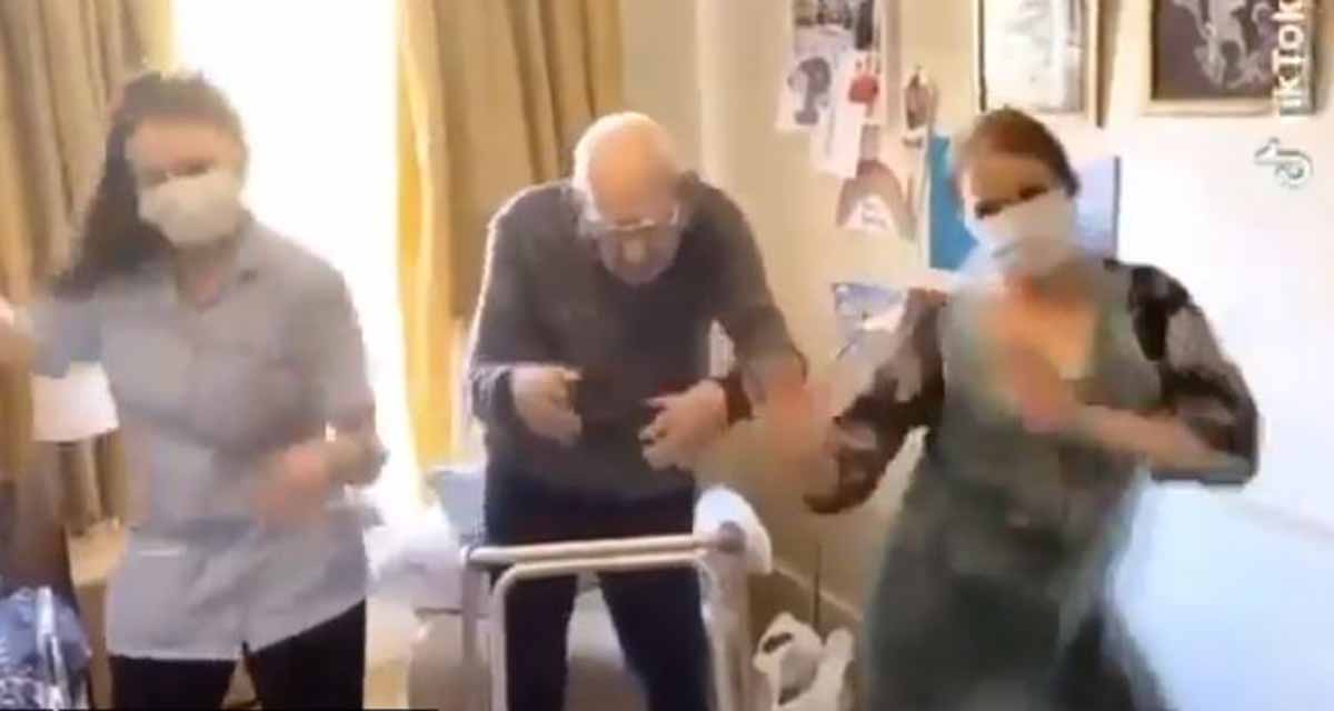 Video: Enfermera que se viralizó por bailar con un abuelito de 102 años muere de Covid-19