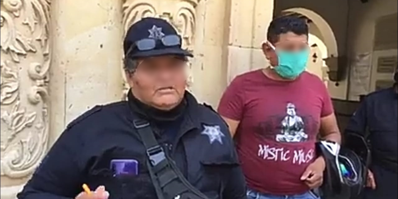 Exhiben a mujer policía como presunta delincuente en Oaxaca