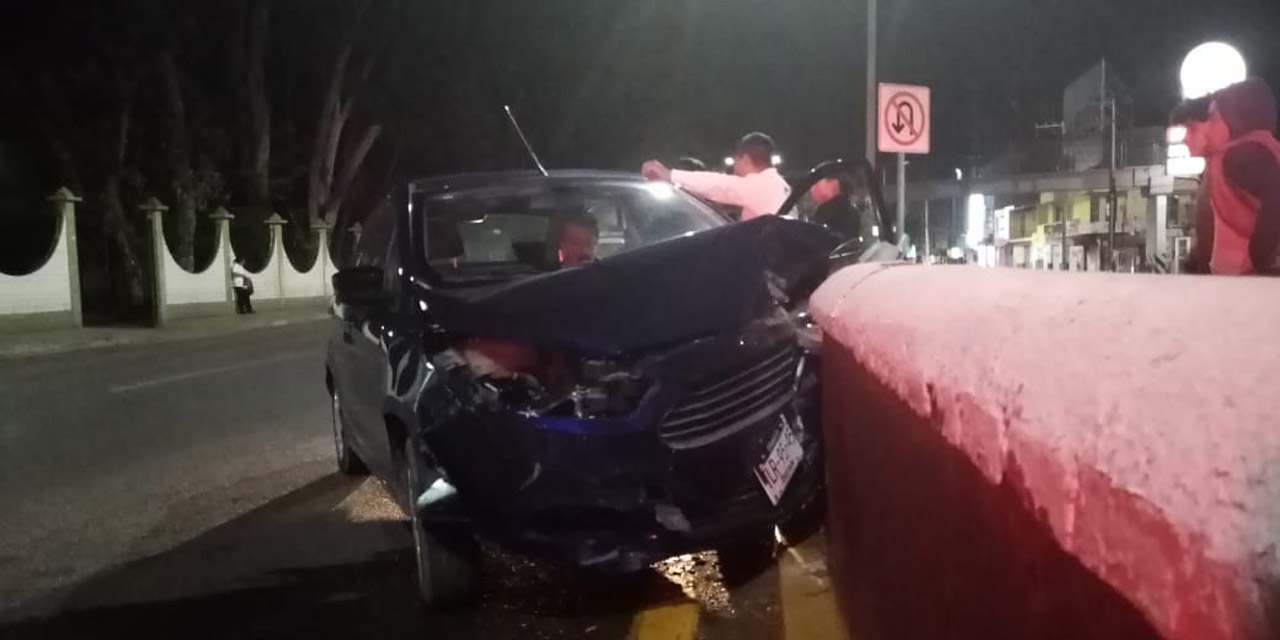 Conductor ebrio se estrella contra un muro frente a la Zona Militar