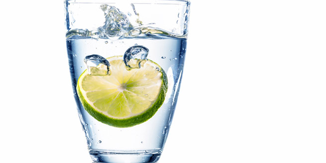 Agua con limón, conoce sus beneficios