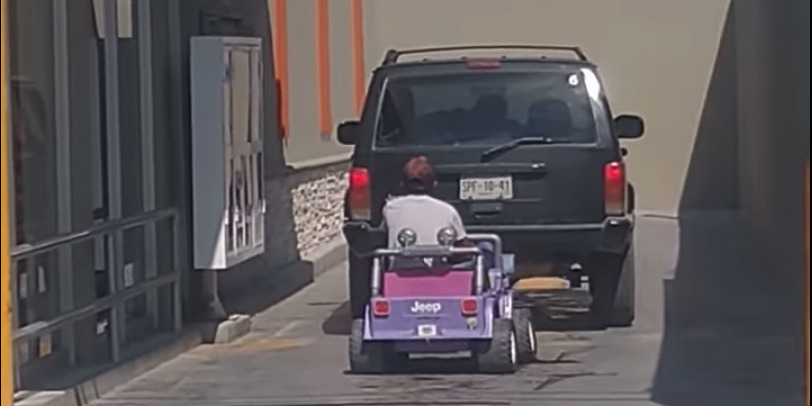 Video: Se niegan a venderle pizza por ir a pie; regresa en carro de juguete
