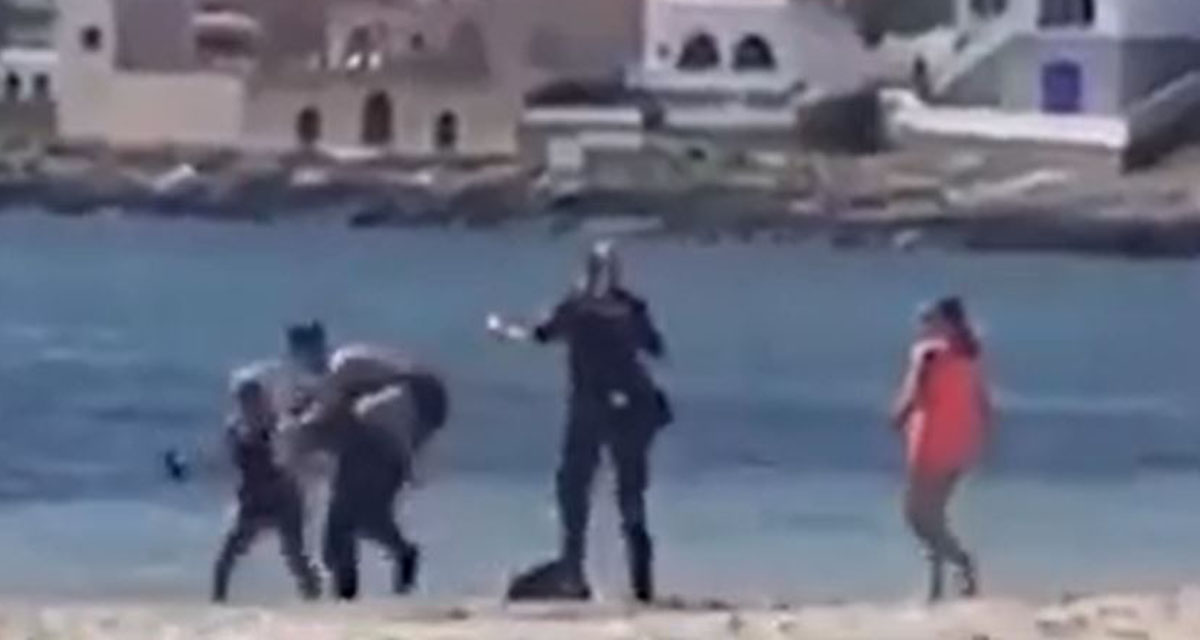 Video: Hombre intenta ahogar a un policía por decirle que no podía estar en la playa durante la pandemia