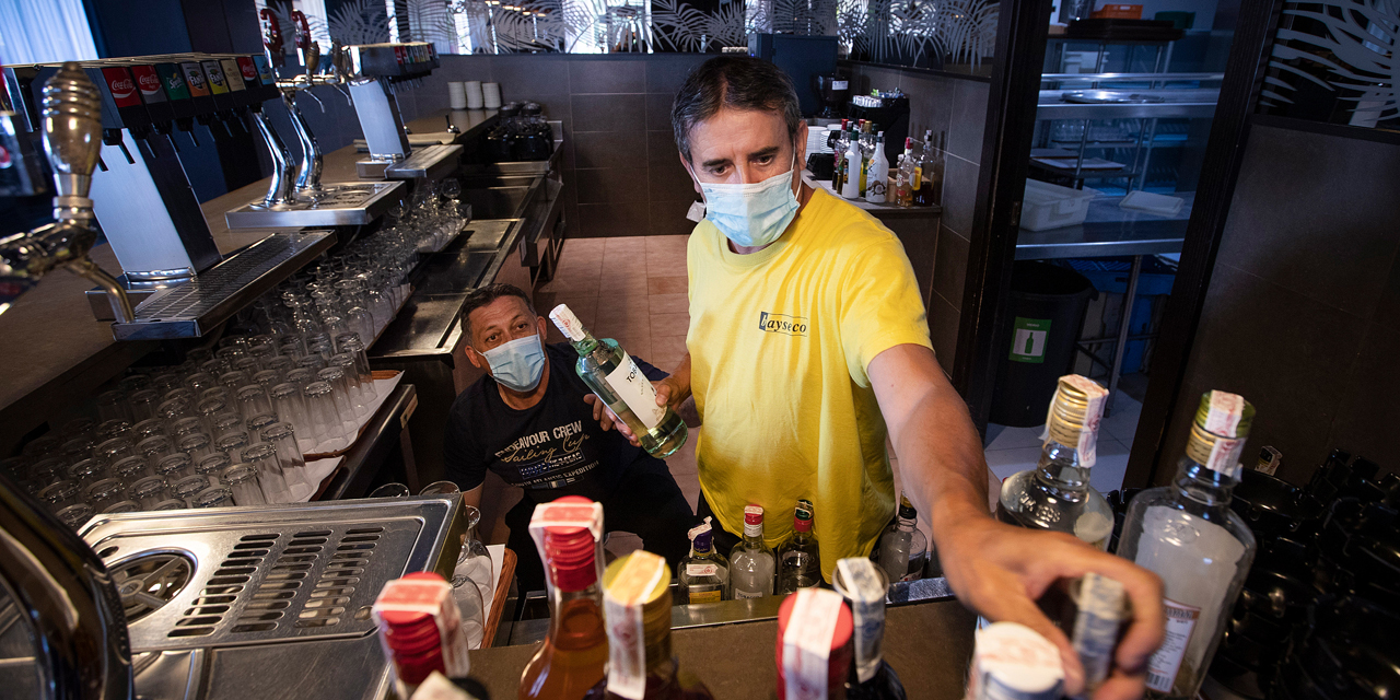 Amigos van a un bar tras acabar la cuarentena y se contagian de Covid-19