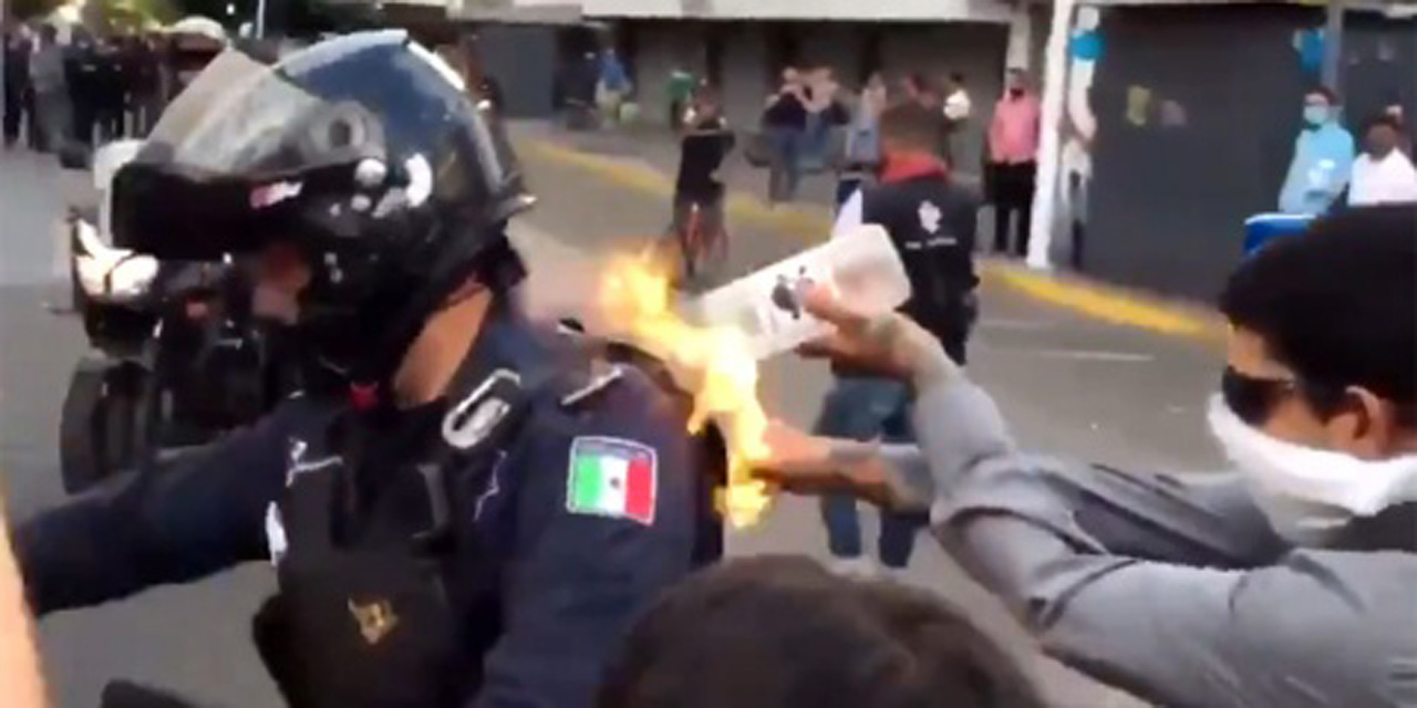Manifestantes prenden fuego a policía en Guadalajara | El Imparcial de Oaxaca