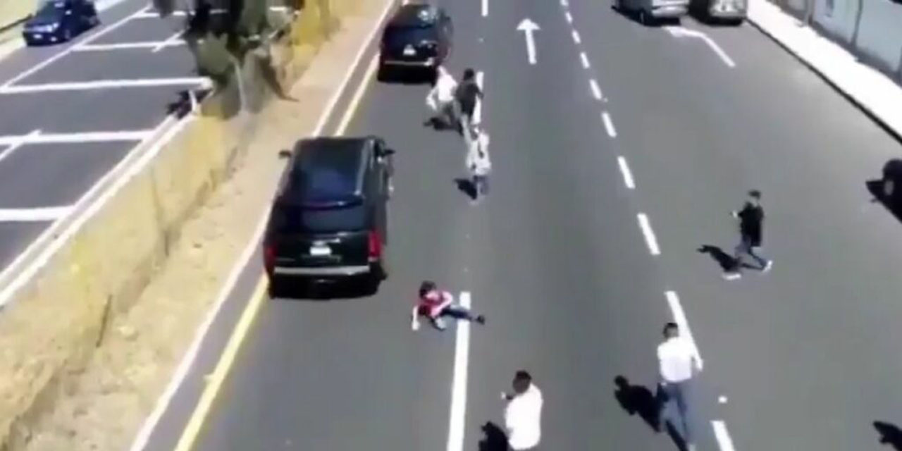 Video: Una camioneta del convoy de AMLO atropella a manifestante en Tlaxcala