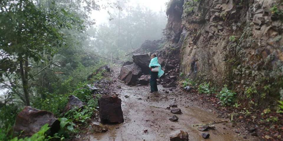 Enfermera jubilada cruza caminando a comunidad afectada por el sismo en Oaxaca