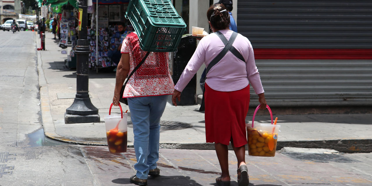 Oaxaqueños en las calles sin miedo al Covid-19
