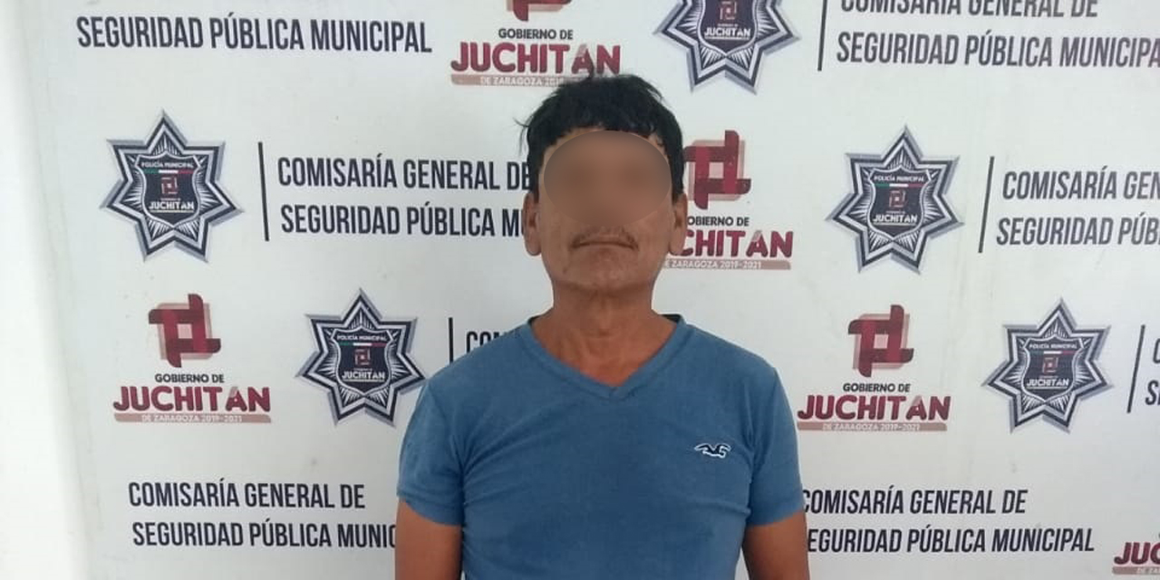 Policías golpean a enfermero en Santiago Astata