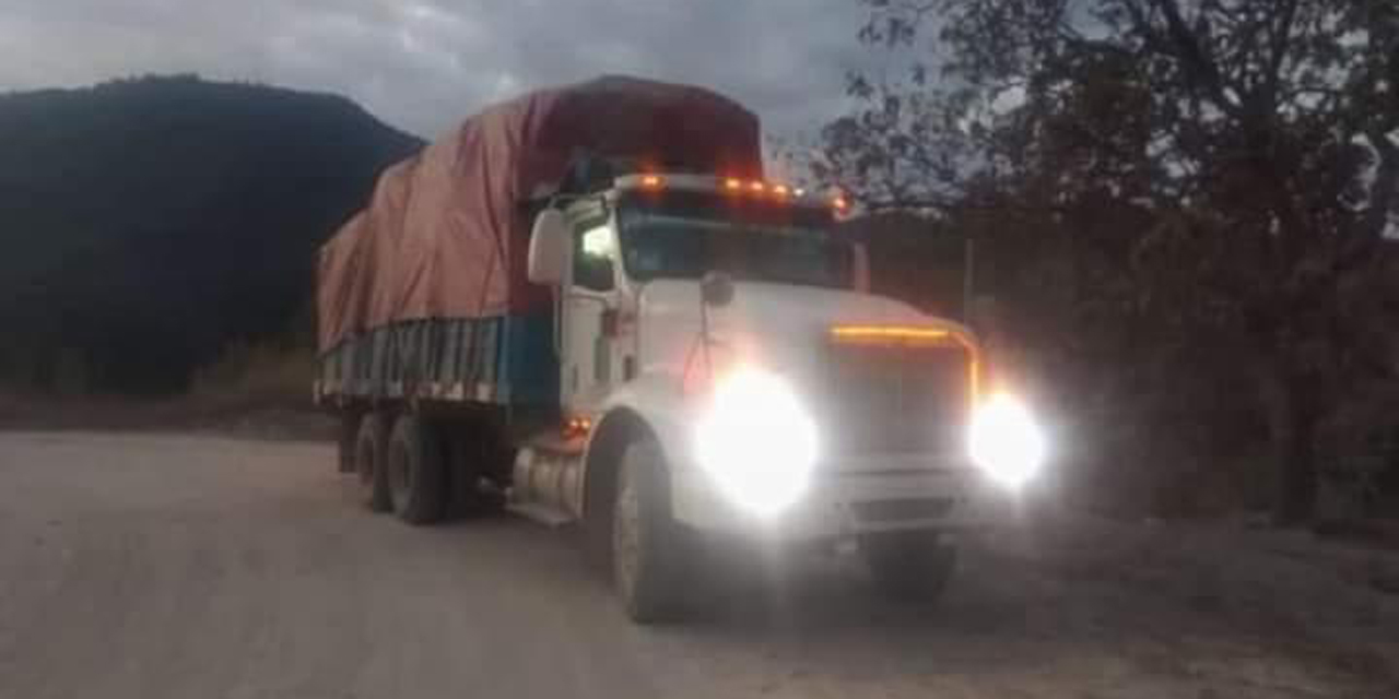 Roban camión con mercancía en carretera San Bartolo-Sola de Vega | El Imparcial de Oaxaca