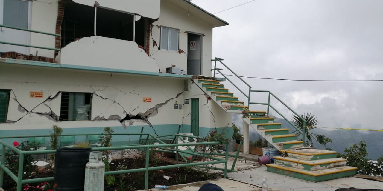 Colapsa centro de salud de Ozolotepec por sismo