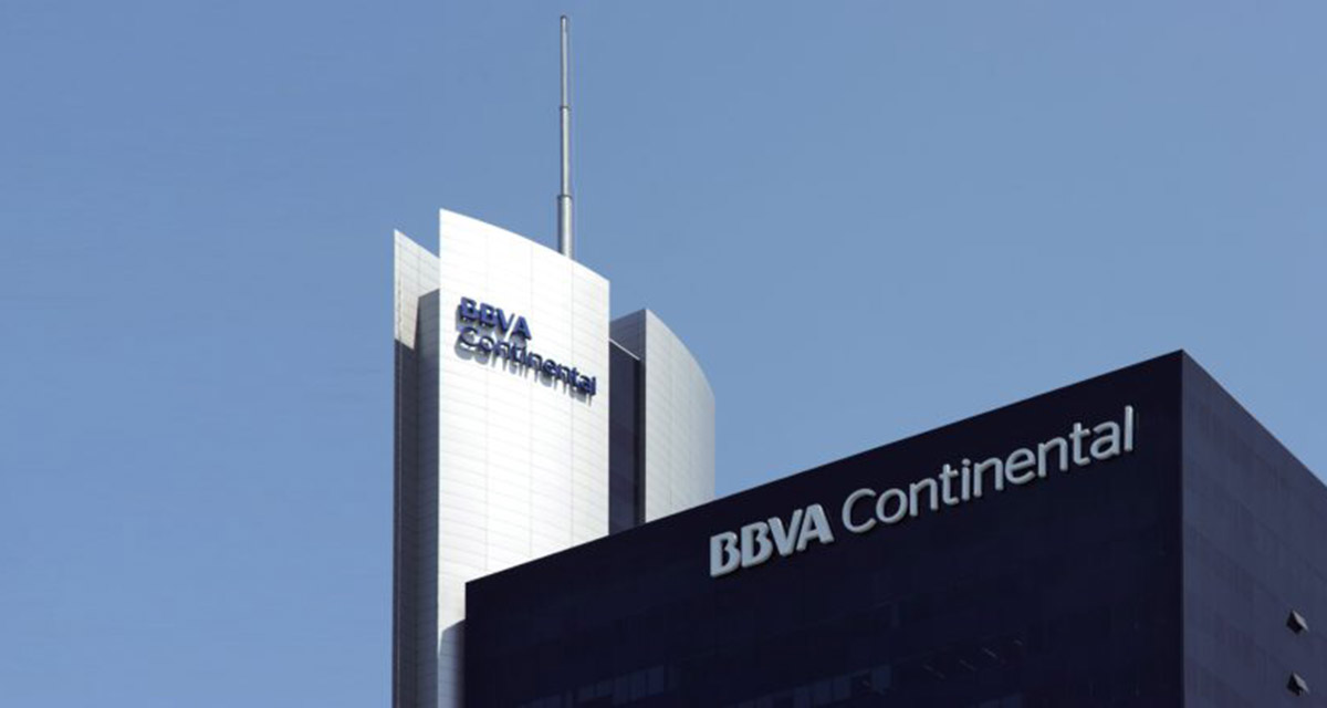 Ladrones secuestran a cajera de BBVA, le ponen cinturón-bomba y la obligan a realizar un robo millonario