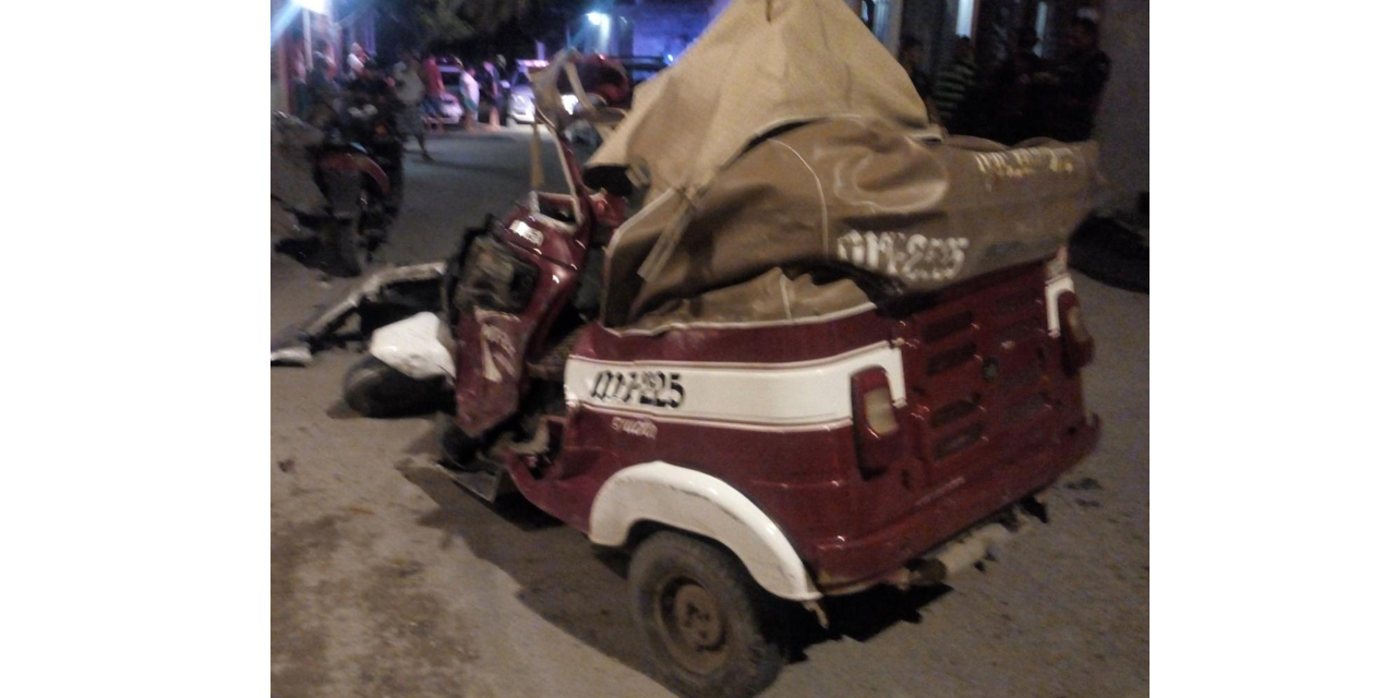 Camioneta embiste a mototaxista en Juchitán