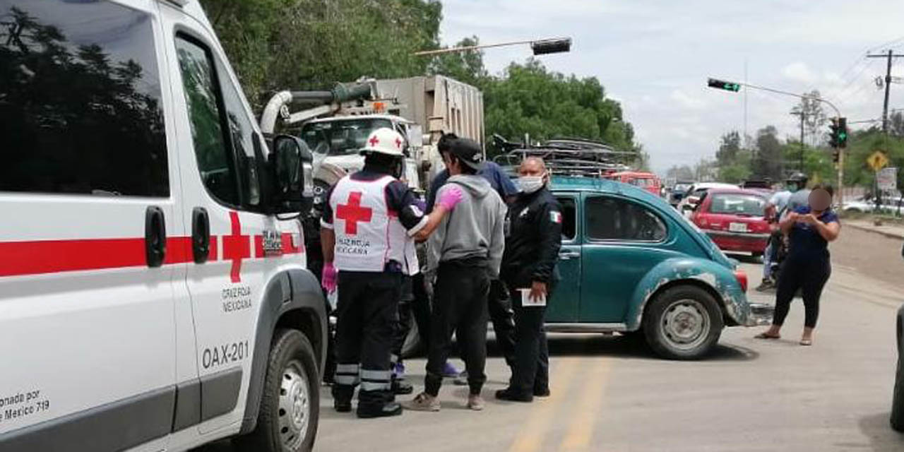 Camión recolector cae en socavón en Xoxocotlán