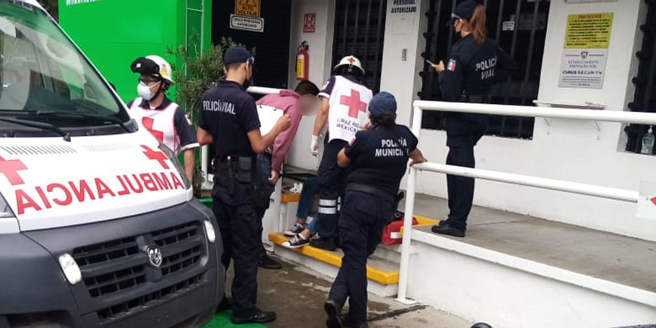 Motociclista derrapa en Ixcotel por lluvia
