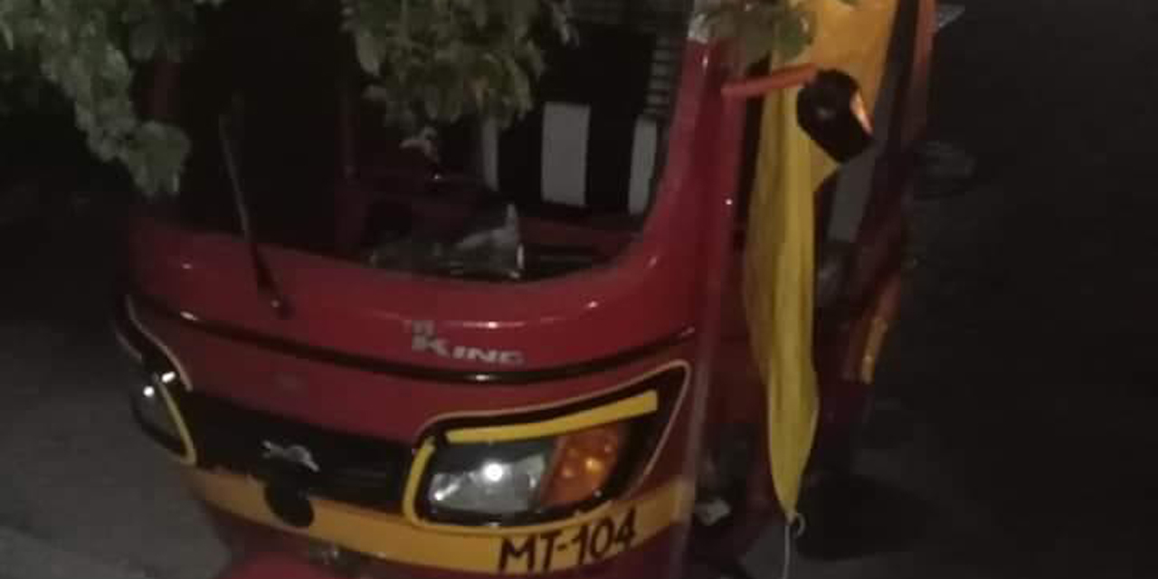 Abandonan mototaxi siniestrado en Juchitán
